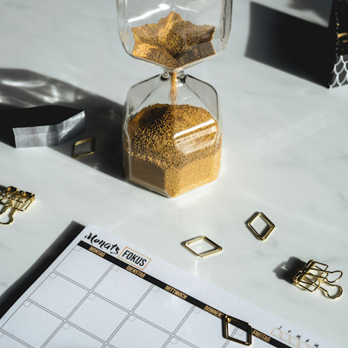 Sanduhr & Kalender – Foto von Mille Sanders – Unsplash